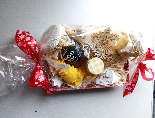 Elegancki kosz z miodami i produktami pszczelimi